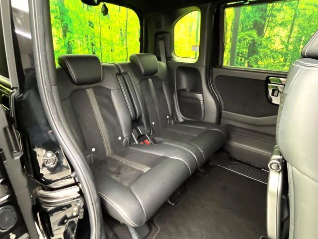 後部座席も気になるようなキズ・汚れやへたり等、大きなダメージはなく、良好な状態です。