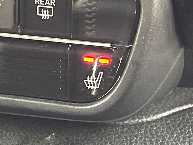 【シートヒーター】寒い日に重宝するシートヒーター！エアコンより早く温まってくれるので寒がりの人も安心ですね♪エアコンの温風は乾燥するから苦手、という方にもをおすすめです。