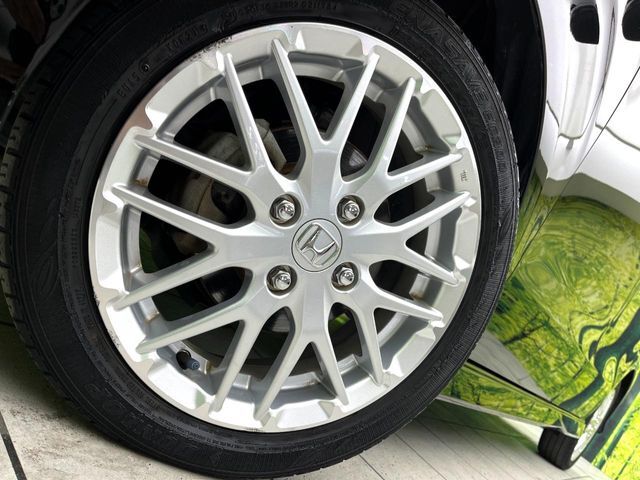 【純正15インチアルミホイール】外観にマッチした純正アルミホイールを装着しております。各種社外アルミホイールや、スタッドレスタイヤも取扱いしております。是非ご相談ください♪