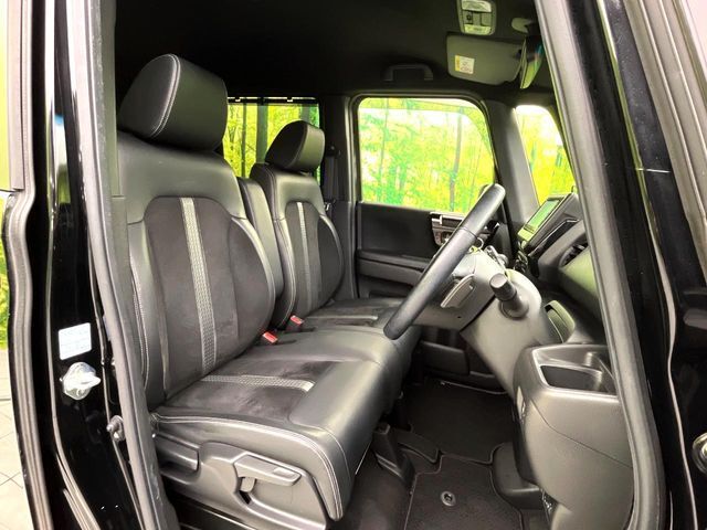 【ハーフレザーシート】高級感と座り心地を両立した人気のシート♪背面・座面のファブリック素材は、通気性の良さや滑りにくさに優れています。気温や服装に左右されず快適にお乗りいただけます。