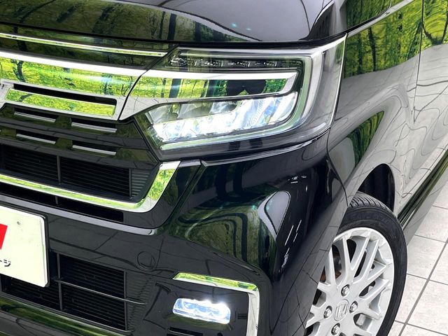 【LEDヘッドライト】悪天候や夜間走行時も良好な視界を確保し安心して運転できる高輝度LEDヘッドライトを装備！点灯速度が早く、消費電力も抑えられています。