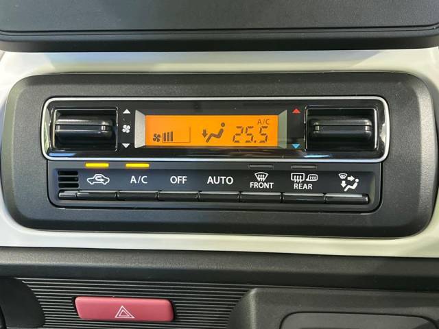 【オートエアコン】一度お好みの温度に設定すれば、車内の温度を検知し風量や温度を自動で調整。暑い…寒い…と何度もスイッチ操作をする必要はありません。快適な車内空間には必須の機能ですね♪