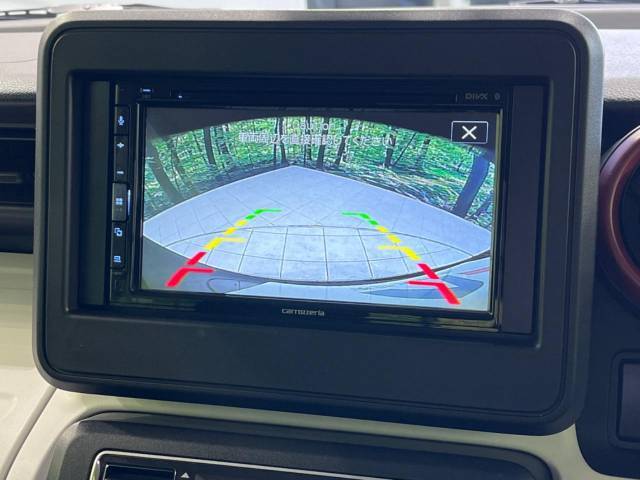 【バックカメラ】駐車時に後方がリアルタイム映像で確認できます。大型商業施設や立体駐車場での駐車時や、夜間のバック時に大活躍！運転スキルに関わらず、今や必須となった装備のひとつです！