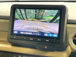 【バックカメラ】駐車時に後方がリアルタイム映像で確認できます。大型商業施設や立体駐車場での駐車時や、夜間のバック時に大活躍！運転スキルに関わらず、今や必須となった装備のひとつです！