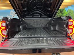 【ベッドライナー付きデッキ】デッキを荷物積み込みのキズから守る、ベッドライナーを装備。気兼ねなく荷物を積み込んでお使いいただけます！