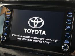 【ディスプレイオーディオ】視認性が高いディスプレイ付きオーディオを装備♪操作性も良好で直感的なソース選択が可能です。