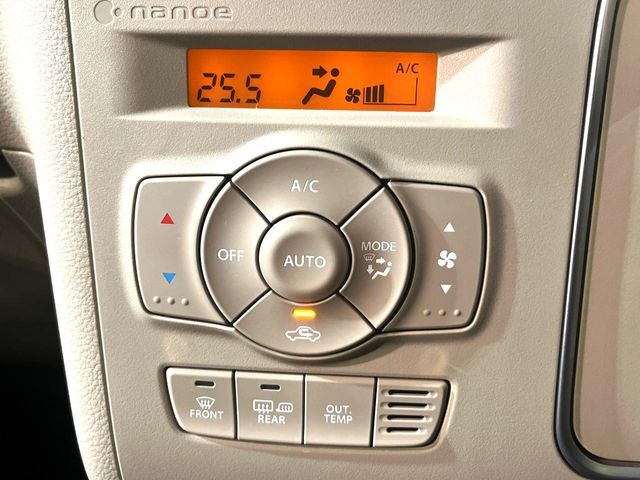 【オートエアコン】一度お好みの温度に設定すれば、車内の温度を検知し風量や温度を自動で調整。暑い…寒い…と何度もスイッチ操作をする必要はありません。快適な車内空間には必須の機能ですね♪