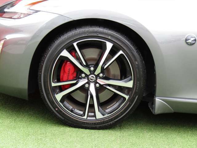 純正19インチアルミ付きです。上質かつお手入れのしやすいデザイン