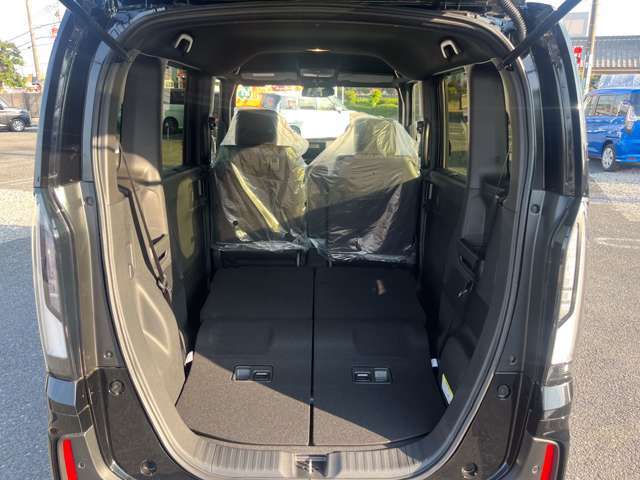 ☆フラットシート☆後部座席を倒すとフラットになる為、たくさんのお荷物や大きなお荷物を積むときに便利です！