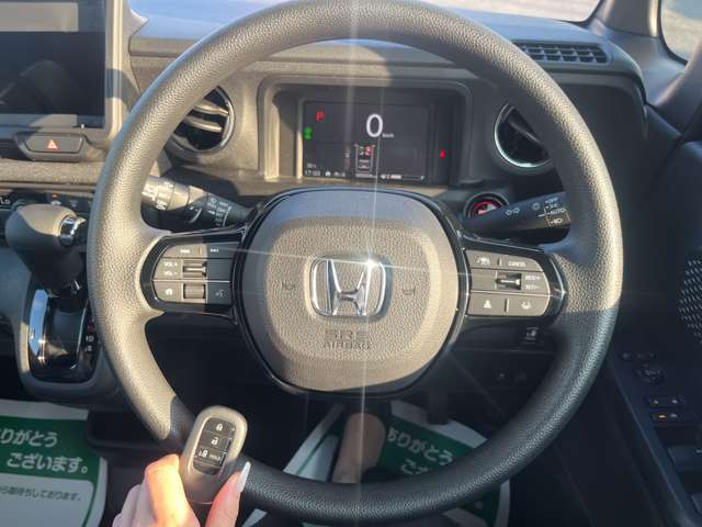 スマートキー標準装備です。車に近づいてリクエストスイッチを押せばドアの開閉ができます。更にエンジンの始動もカギを挿さずに出来ます。防犯面でも安心に繋がります。