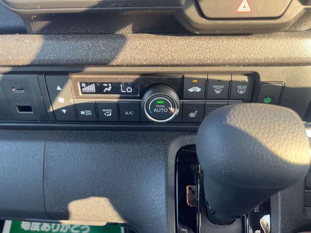 オートエアコン標準装備です。簡単操作で車内が設定した温度になるまで風量、吹き出し口を自動的に調整してくれます。いつでも快適な運転が楽しめます。