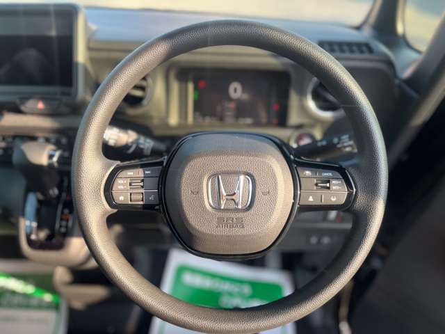 ☆ステアリングホイール☆手にしっくりくる握り心地で滑りにくく運転も快適です！