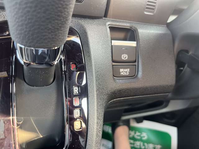プッシュスタート標準装備です。カギを挿さずにエンジンの始動からドアの開け閉めまで出来てしまうスマートキーの仕様になっている為、カギを探す手間がありません。