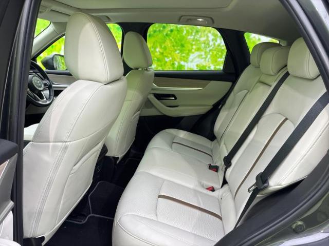 WECARSでは各商談席に大型モニターをご用意しております！見やすい大画面でゆったりと全国の在庫をご覧いただけます！是非ご来店お待ちしております！