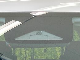 【ホンダセンシング】走行中に前方の車両等を認識し、衝突しそうな時は警報とブレーキで衝突回避と被害軽減をアシスト。より安全にドライブをお楽しみいただけます。