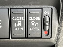 【両側パワースライドドア】スマートキーや運転席のスイッチで後席両側スライドドアの開閉が可能♪電動だから力を入れてドアを開ける必要が無く、小さなお子様でも簡単に開け閉めでき快適です♪