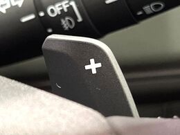 【パドルシフト】ハンドルから手を離さずに素早くシフトアップ＆ダウンができるので、エンジンブレーキを使う下り坂や高速道路の合流で加速したい場面で役立ちます。