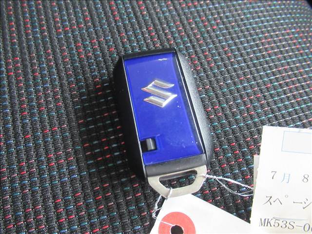 【スマートキー】鞄やポケットに入れた状態でもドアの施錠・解錠が可能です。鍵を取り出さなくてもエンジンの始動ができるので便利です♪