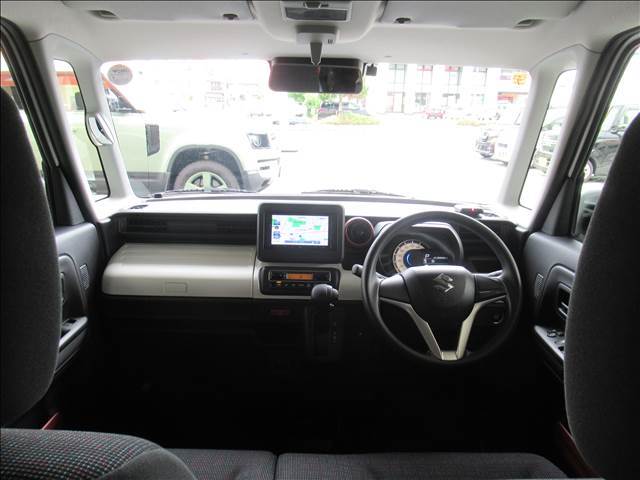 運転席シートは使用感が少なく、良好な状態になっております。前オーナーが綺麗に使っていたのがわかりますね。