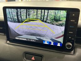 【バックカメラ】駐車時に後方がリアルタイム映像で確認できます。大型商業施設や立体駐車場での駐車時や、夜間のバック時に大活躍！運転スキルに関わらず、今や必須となった装備のひとつです！