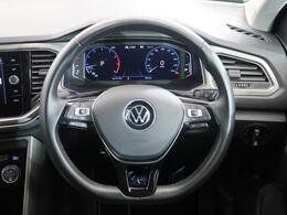 Volkswagen全車共通の上質な本革を使用した手触りのしっとりとしたステアリングです。唯一素肌が触れるハンドルは上位モデルと同じ握り心地になっております。