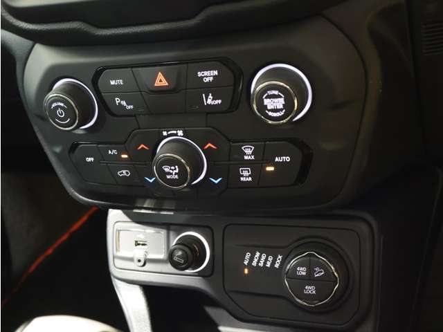 ドライブセレクト機能はJEEPらしいオフロード性能の高いものもついております！