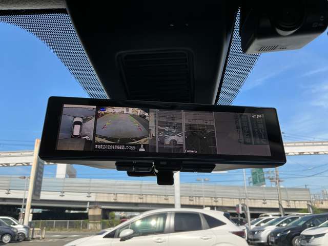 ルームミラーに映像を表示。モニターとミラーが同じ視線で確認できるので使い勝手にも優れてます。