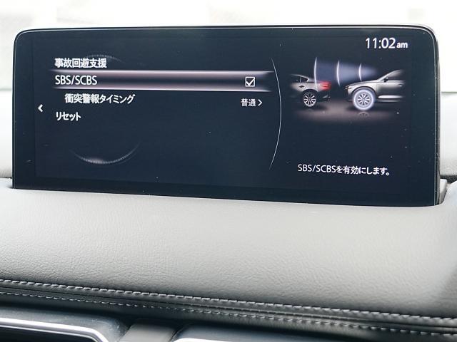 こちらのお車には先進安全装備が多数搭載されています。衝突被害を回避あるいは軽減するためのブレーキや、後方死角からの接近警報、車線逸脱を防止する警報装置など、詳しくはスタッフまでお尋ねください。