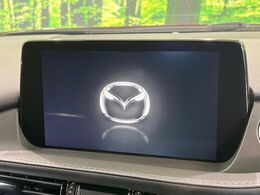 【マツダコネクトナビ】車内の雰囲気にマッチした一体型タイプのナビ。各種車輌設定やBluetooth再生等、様々な機能が楽しめます。直感的なダイヤル操作が可能で、使い勝手も良好です。