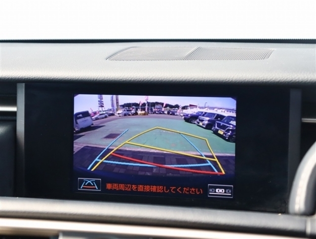お車選びをお楽しみ頂けるよう、在庫車の展示スペースを十分に確保しております。