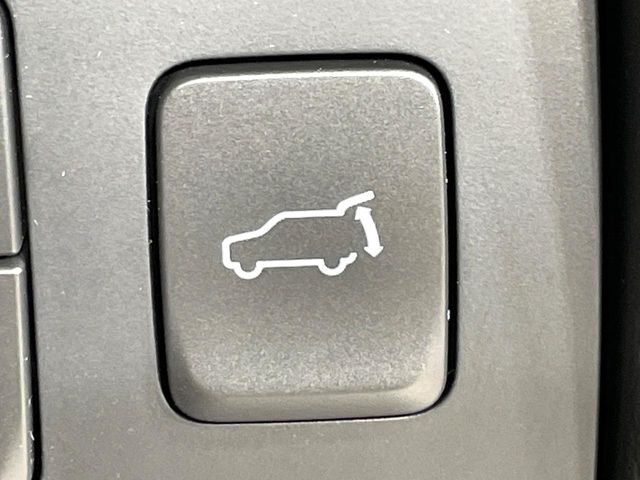 【パワーバックドア】スマートキーや運転席のボタンを押すだけでリアゲートが自動で開閉します！荷物を持っている時や、高い位置にあるバックドアを閉める際に便利な機能です♪