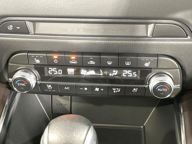 【シートベンチレーション】夏場は涼しい風でお尻や背中の熱やムレを防ぎ、冬はエアコンよりも早く温まってポカポカに！季節を問わず快適に過ごせます。