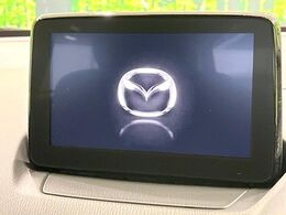 【マツダコネクトナビ】車内の雰囲気にマッチした一体型タイプのナビ。各種車輌設定やBluetooth再生等、様々な機能が楽しめます。直感的なダイヤル操作が可能で、使い勝手も良好です。