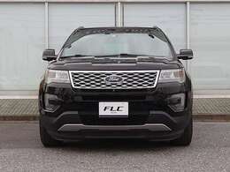 2011年モデルからビッグマイナーチェンジによりフロントマスクが大幅に変更されました！シャープなヘッドレンズに重厚感のあるフロントグリルなどアメ車らしい力強いアクティブな顔つきになりました！