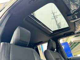 快適性や車内空間の印象に影響する重要なパーツ☆室内高が確保されたルーフは開放感を生み、長時間のドライブでも疲れにくい空間を演出！サンル-フやパノラマル-フが装備されていれば、自然光や風を取り入れます☆彡