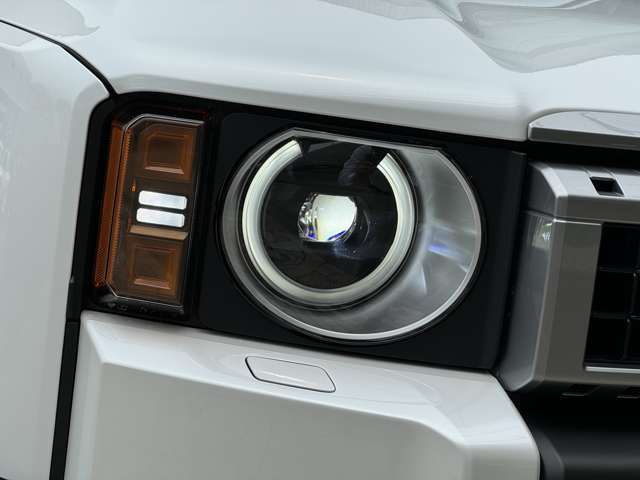 LEDライトは、明るく瞬時に点灯するため視認性が高く、省エネで長寿命☆彡デザイン面でも自由度が高く、車の顔をシャープかつ未来的に演出し、機能性と美しさを兼ね備えた魅力的な存在です！交換も承っております ☆