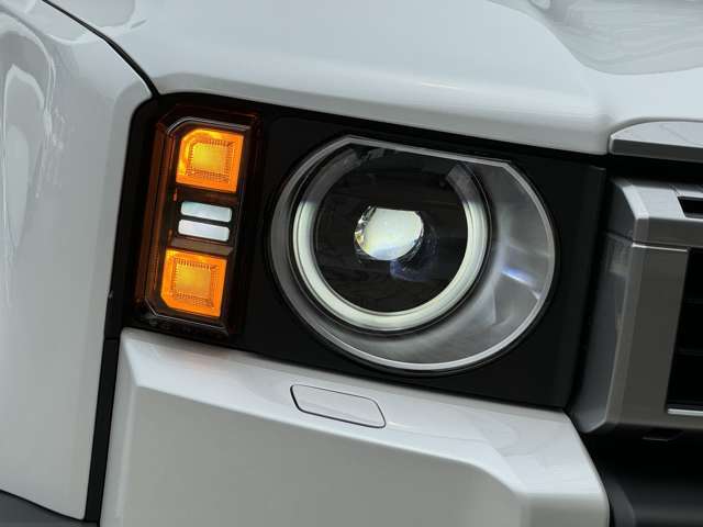 LEDライトは、明るく瞬時に点灯するため視認性が高く、省エネで長寿命☆彡デザイン面でも自由度が高く、車の顔をシャープかつ未来的に演出し、機能性と美しさを兼ね備えた魅力的な存在です！交換も承っております ☆