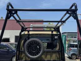 HARD CARGO製ワークキャリア装着。頑丈なスチール製で、長尺物や大物荷物の積載にも対応。仕事にもアウトドアにも頼れる相棒。