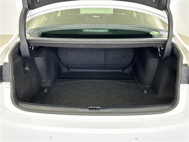 【トランク】積み込みやすくて、たっぷり積める荷室です。シートアレンジできるものは、乗車人数と荷物の量や大きさによってシートを動かすことができるので、より快適なドライブが可能です！