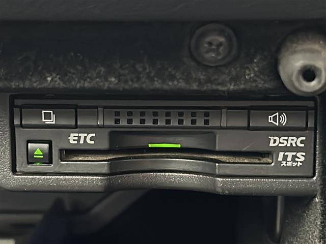 【ETC】有料道路を利用する際に料金所で停止することなく通過できる、ETC車載器（ノンストップ自動料金収受システム機器）が装備されています。セットアップを行うことで利用可能になります。