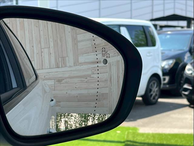 ブラインドスポットモニター搭載で後方から接近する車両にも簡単に気づけます。