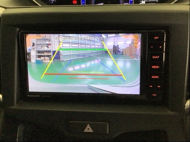 ガイドライン付きバックモニターで車庫入れも安心。知らない道でも安心して楽しくお出かけができます