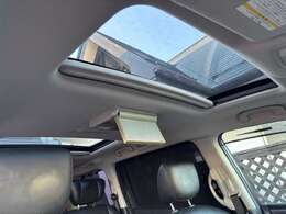 人気オプションのサンルーフ装備車になります♪ガラスを開ければ解放感◎♪車内の換気も簡単に行えて便利な装備です♪