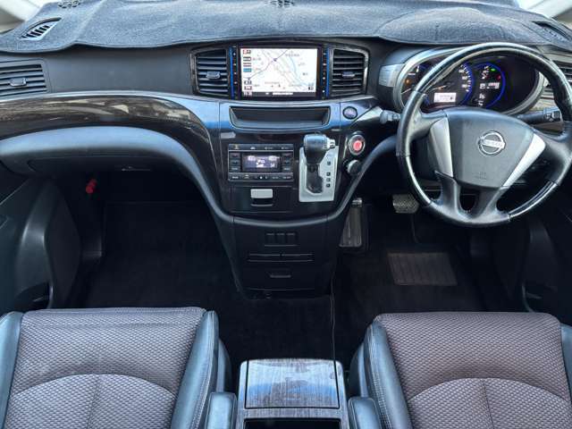 車内はご覧の通り清潔感のある室内でございます♪スイッチ類などもシンプルな操作のしやすいものですので機械が苦手な方でも安心ですね♪もちろん禁煙車なので煙草の匂いや焦げ跡はございません♪