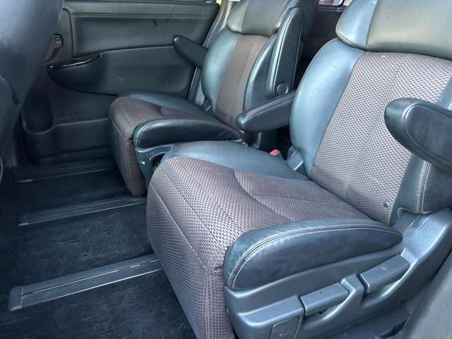 2列目のシートもご覧の通りとてもキレイな状態です♪体の大きな方が乗ってもゆったりと余裕のある快適な座席です♪足元も広く窮屈感を感じない車内になっています♪