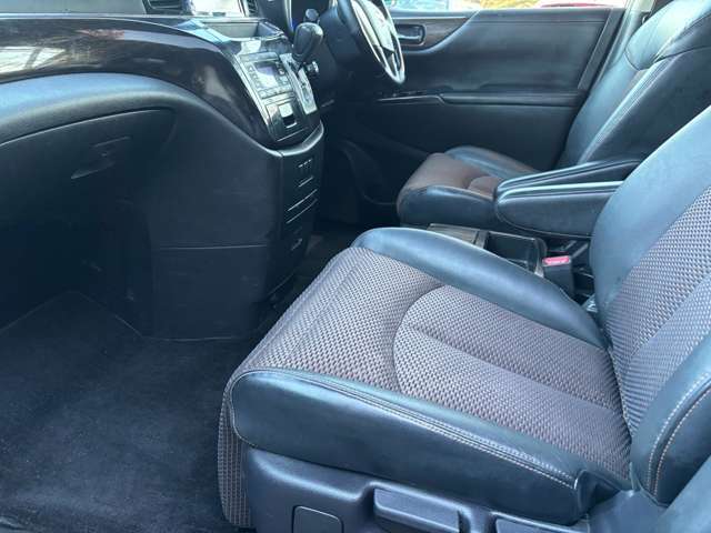 ホールド感のあるシートになりますので座り心地も肌触りも良く長時間座っていても疲れにくいシートになっております♪収納も優れており荷物が多い方も物の置き場に困りません♪