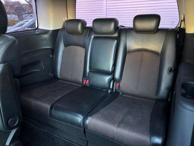 3列目シートは大人の方が乗っても十分に広い座席になっています♪必要に応じて折りたためば収納スペースを広げることも出来ます♪人数や荷物の多さに合わせて自由自在に使い分けする事が出来ます♪