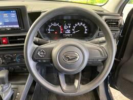 【スマートアシスト】走行中に前方の車両と歩行者を認識。衝突の危険が高いと判断した場合に警報や緊急ブレーキで衝突回避や衝突時の被害を軽減。さらに車線逸脱警報・前後誤発進抑制機能もセットで装備！