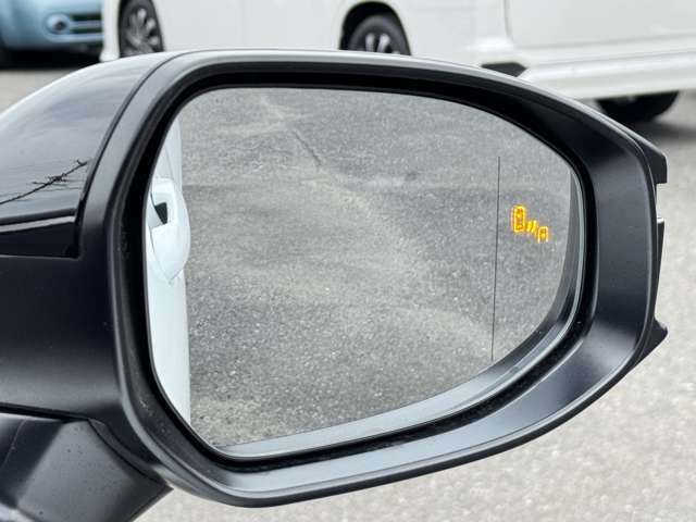 【ブラインドスポットモニター】ミラーに映らない死角に車両がいる場合、サイドミラーに設置されたマーカーが光って危険をお知らせします！他にも安全装置が多数装備されたおりますので、是非ご来店くださいませ！！