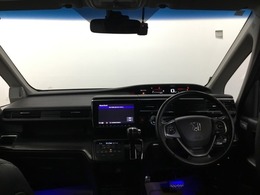 フロントガラスが大きく、ワイドな視界で運転もしやすくなるように設定されています。